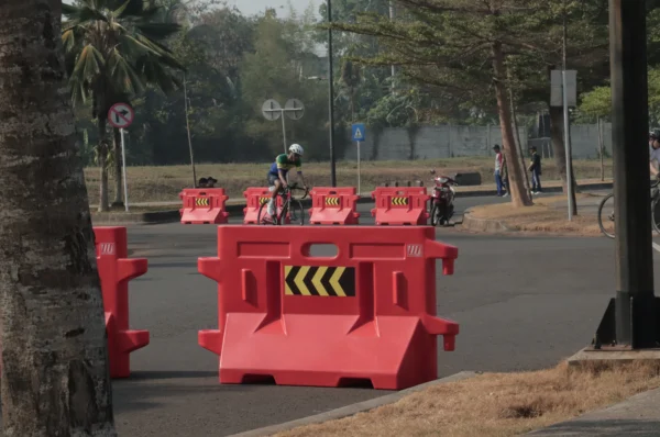 pembatas jalan orange