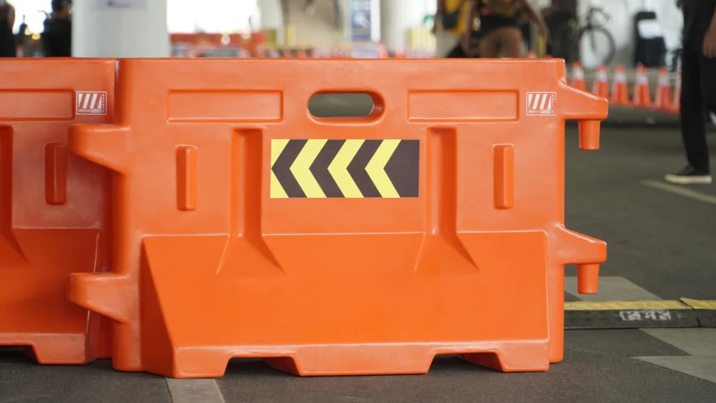 pembatas jalan orange kotak