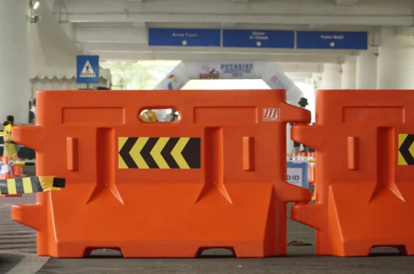 pembatas jalan orange kotak