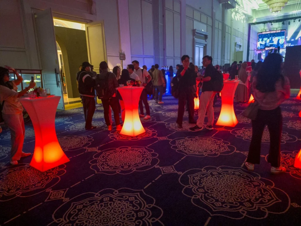 meja koktail led furniture untuk event rentalink