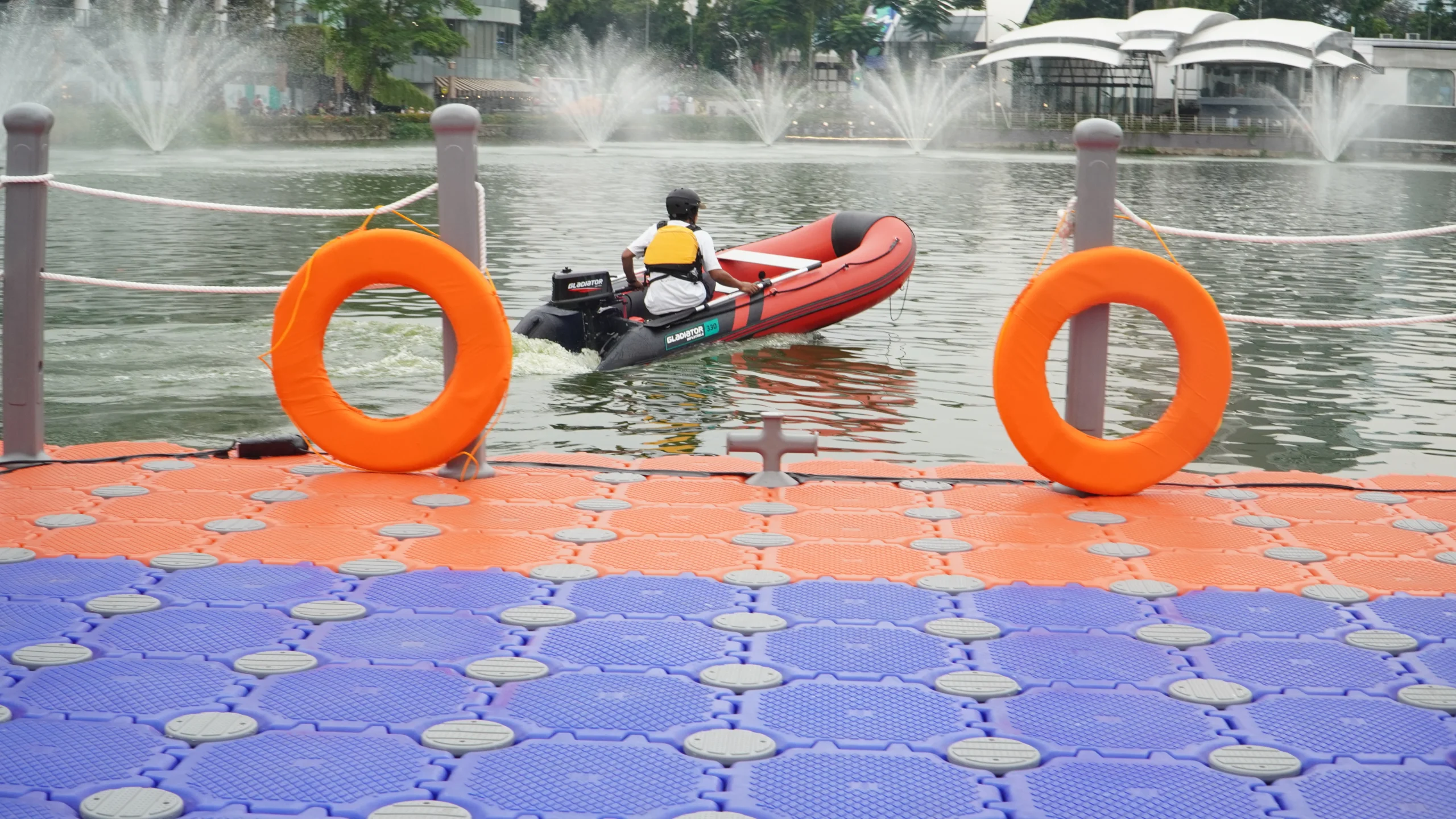 sewa kubus apung untuk wisata air dermaga apung